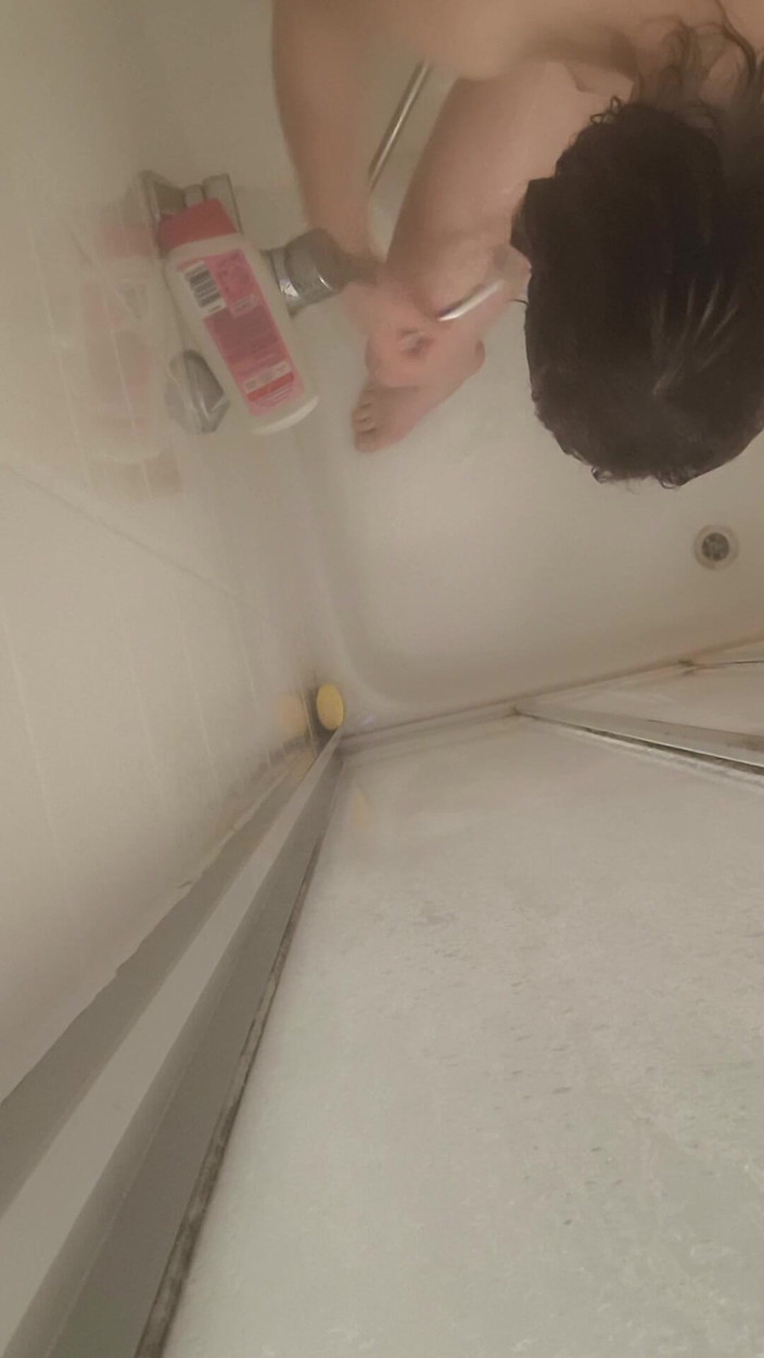 JanineLang: Orgasmo durante o banho e a barba