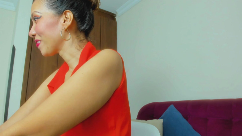 Latin webcam: สาวละตินเย็ดช่วยหีตัวเองในห้อง