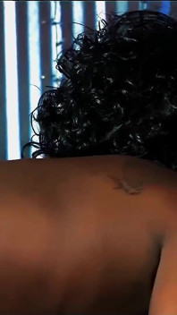 La giustizia prende un enorme cazzo nero nel culo durante una cosa a tre in gabbia BDSM
