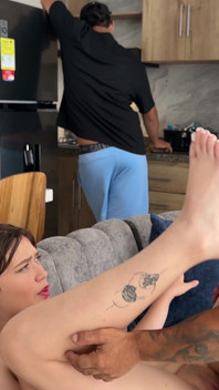 A madrasta mais sexy transa com o enteado dela sem que o marido perceba.