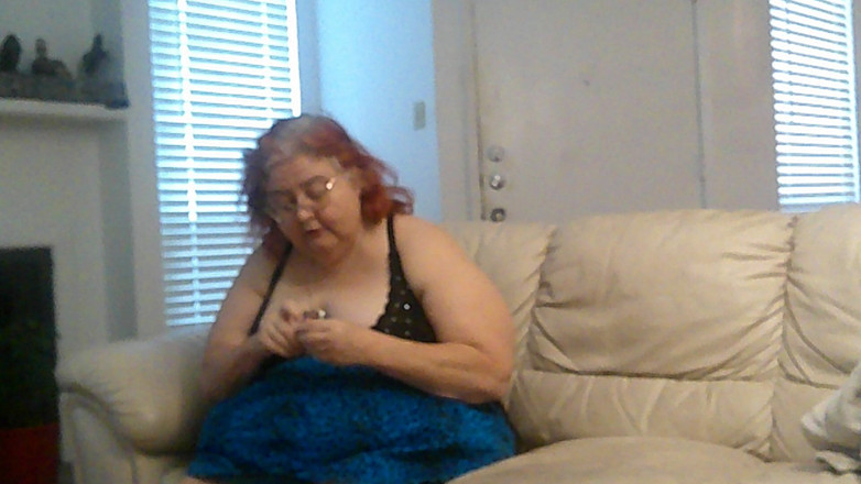 BBW nurse Vicki adventures with friends: Asistenta roșcată matură mare și frumoasă Vicki vorbește cu tine în timp...
