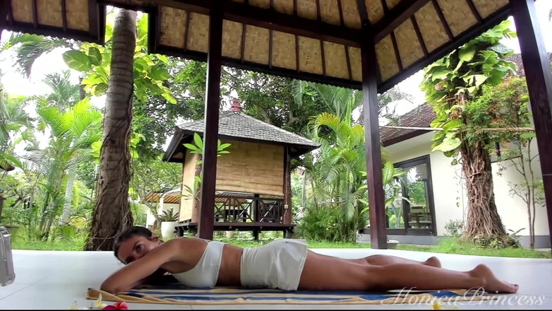 Princess Monica: Sensual yoga ao ar livre em saia e pés nus