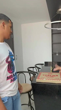 Îl fut pe tipul care livrează pizza pentru a evita să-l plătesc.