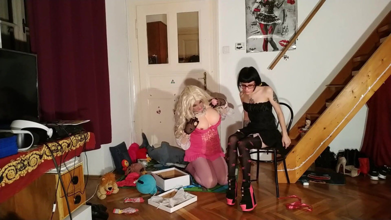 Beth Kinky: Lilly Kinky dostane své první sexy velké holky oblečení od...