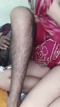 India caliente joven bhabhi felizmente tiene su coño lamido por su cuñado