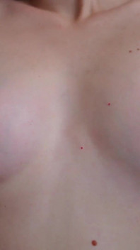 完美的粉色小奶子和乳头玩耍