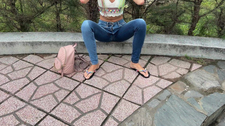 Katty West: Jeans pubblici bagnati nel parco vicino alla spiaggia