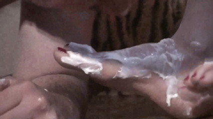 Foot Girls: Krim disebat dari kaki dewi