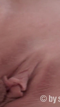 Tante seksi rambut cokelat masturbasi di ruangan casting bokep pertamanya