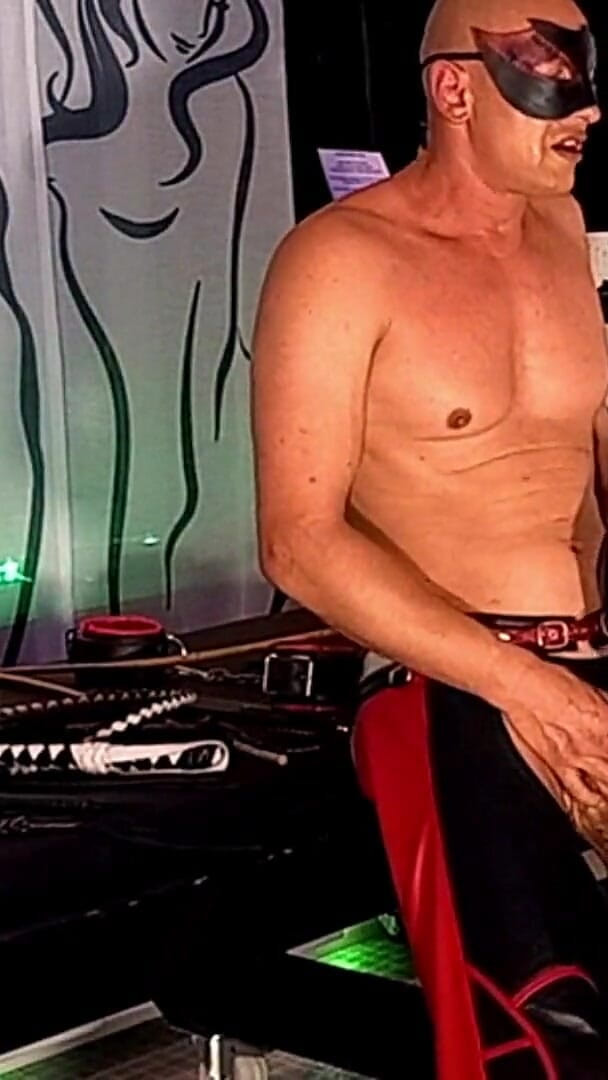 Strict Senz: Corno chicoteando boquete comendo porra
