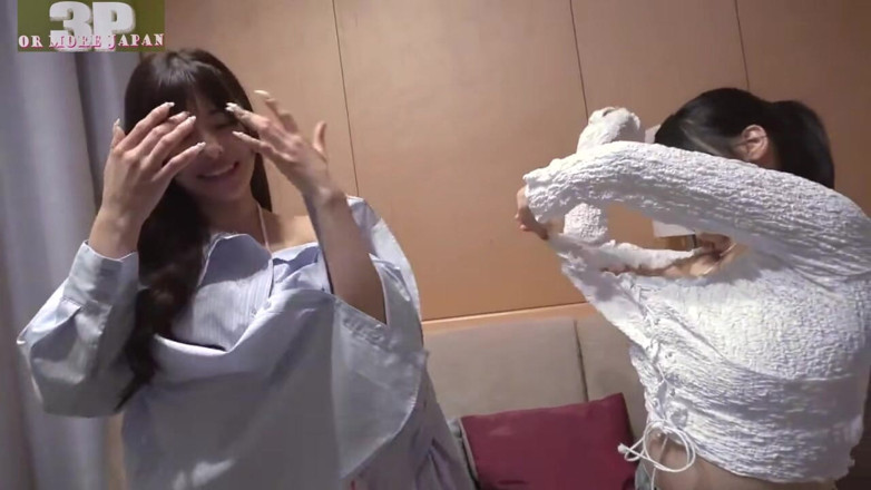 Far east hentai works: Un joli duo à gros nichons en maillot de bain. Une...