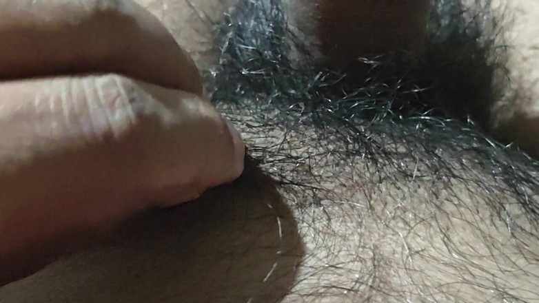 Hot Chilli 2025: Волосатый отчим наслаждается членом с самим собой