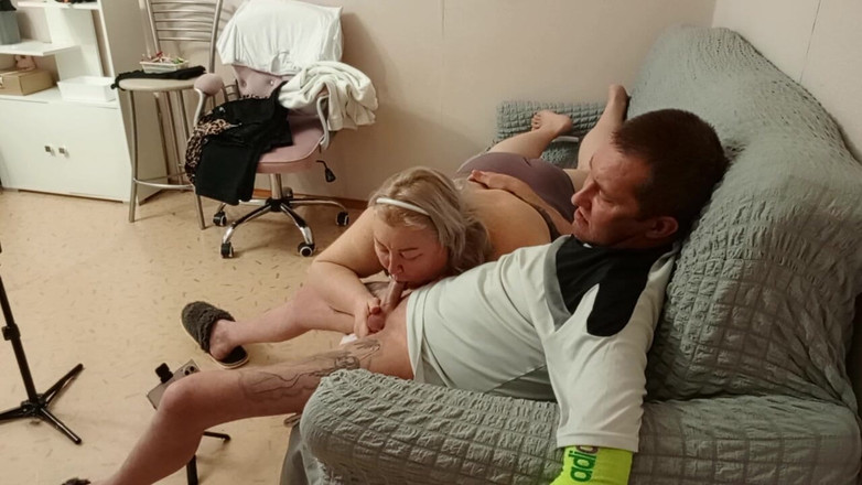 Zona901: Une voisine avale du sperme après une pipe douce