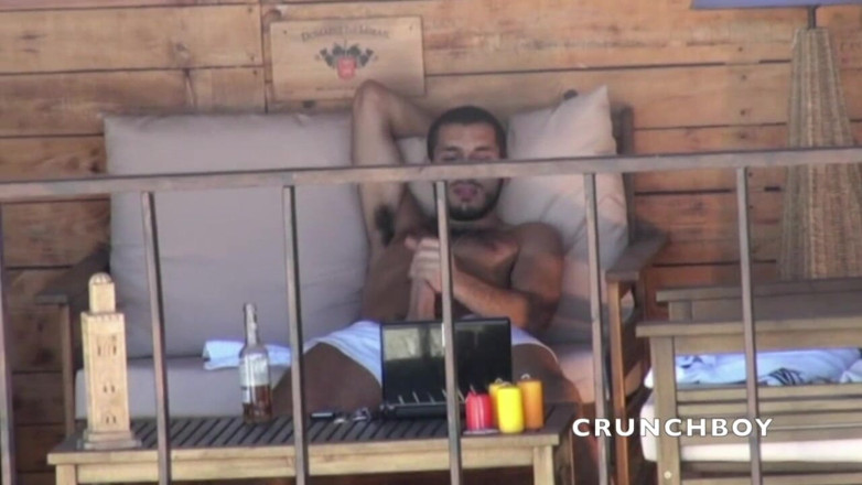 STRAIGHT BOY CURIOUS: Straigth orso arabo mostra il suo enorme cazzo in esibizione...