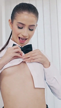 Roztomilá Drobná Sofia Smith s malými prsy a velkým kulatým zadkem