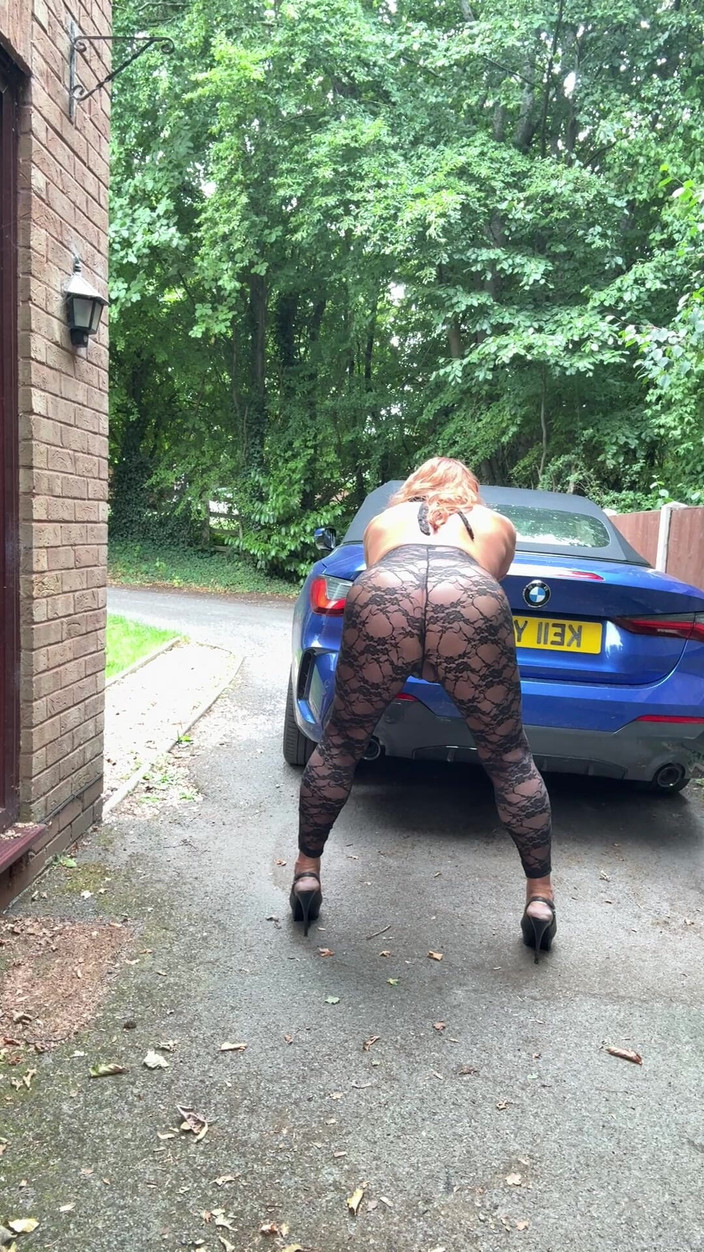 Kellycd2022: 穿着黑色蕾丝紧身连衣裤和高跟鞋的性感 Crossdresser Kellycd2022