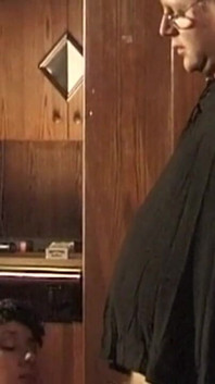Büyük memeli esmer orta yaşlı seksi kadın şaplak atıyor ve oral seks yapıyor