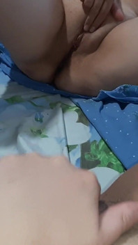 Deux MILF en face se masturbent mutuellement