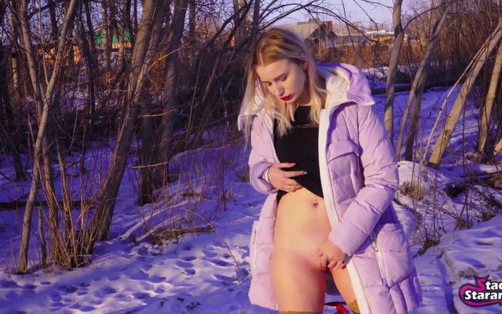 Stacy Sweet: Meisje in donsjack masturbeert buiten in de winter