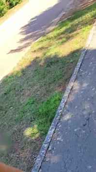 Mostrando el coño - mi esposa exhibicionista camina desnuda en la calle por donde pasan muchas personas - atrapada