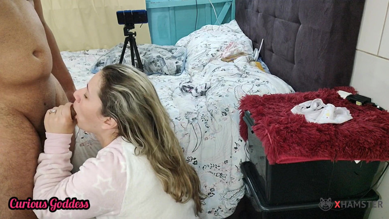 Adrian And Curious: 好奇的女神坐在脸上，吮吸毛茸茸和湿润的阴户，射在嘴里吞下所有东西 第2部分
