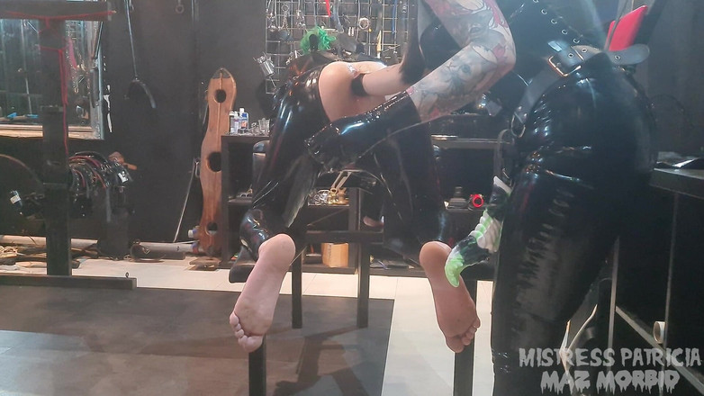 KinkyFemdomTV: Futai în cur cu o femeie suculentă și stăpâna Patricia