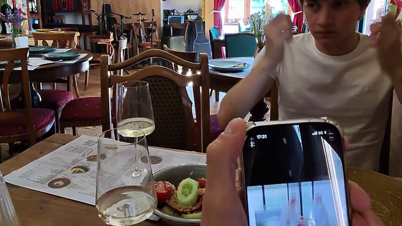 Ethan Lestray: Ele Convidou Um Ator Pornô Para Jantar, O Reconheceu E...