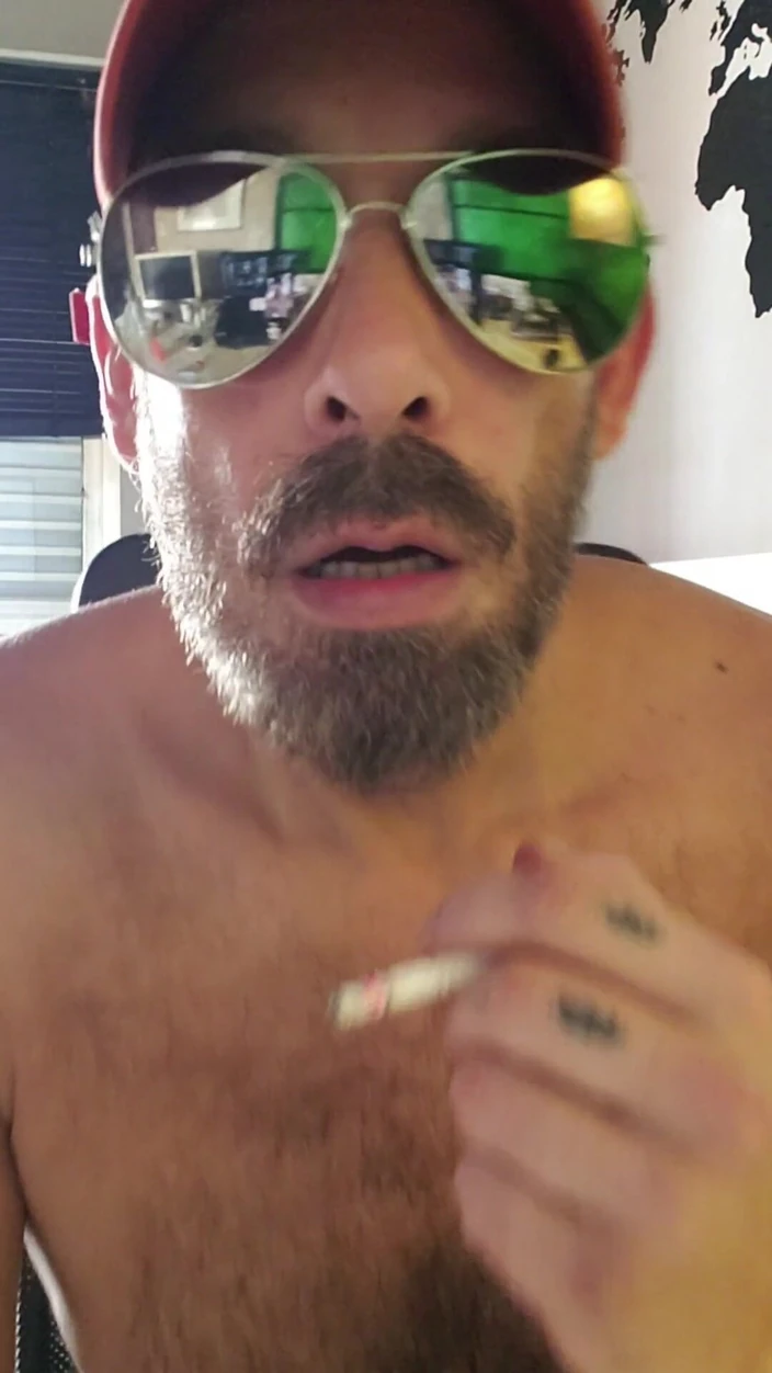 BBIG: Mestre do dinheiro fumando vidro 01