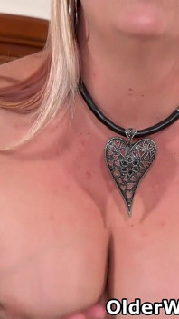 La grosse MILF Joclyn Stone des États-Unis te taquine dans des bas blancs et lui doigte sa chatte poilue