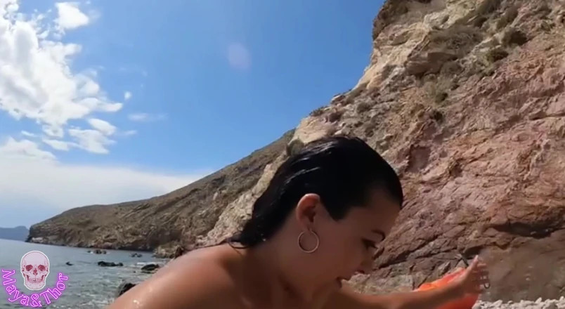 Mayay Thor X: 欲求不満のカヤックとフォロワーはビーチで自慰行為をする