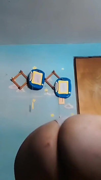 Latina-mädchen mit dickem twerkt in shorts mit hintern