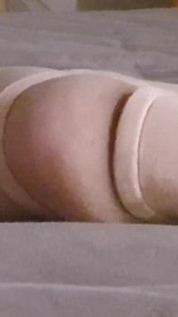 Esse lindo bundinho de fio dental está só esperando para ser fodido