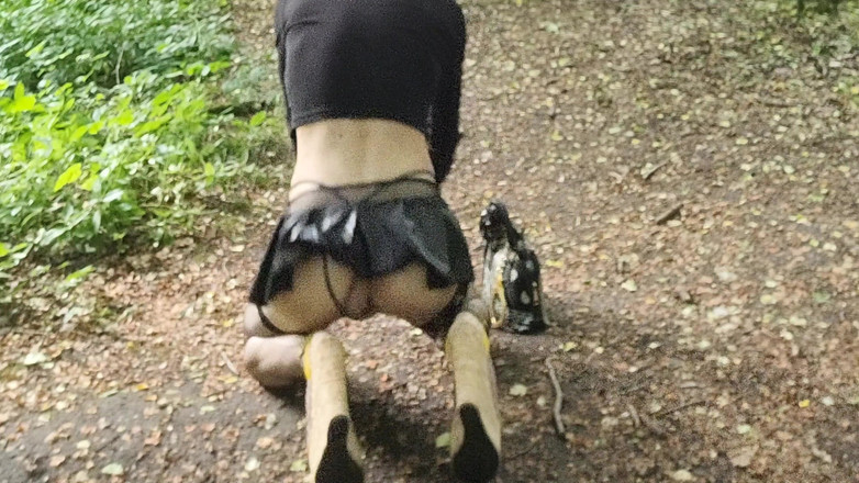 VaneSsa BiTCHx: 4-ben utställning i skogen, Liten retas på jakt efter kukar....