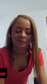 Adik tiri mergokin adik tirinya lagi coli dan ngentot memek sempitnya habis-habisan