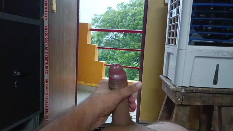 Desi shikha: Un Indien nu sous la pluie se masturbe avec une énorme...
