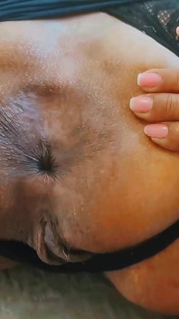 A rainha do anal mostra seu cu piscando