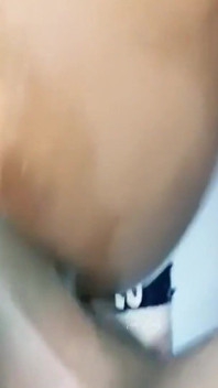 德西继母发现她的继子用内裤，所以她暴露了她热辣的屁股，并重口味操了她