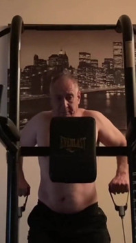 Hombre fuerte se masturba después de entrenar