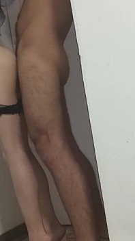 El ejaculează în interiorul corpului meu zvelt, în picioare și purtând lenjerie sexy.