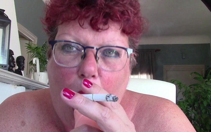 CurvyMindy: 哇近30分钟的挑逗，吮吸，吸烟热辣的身体