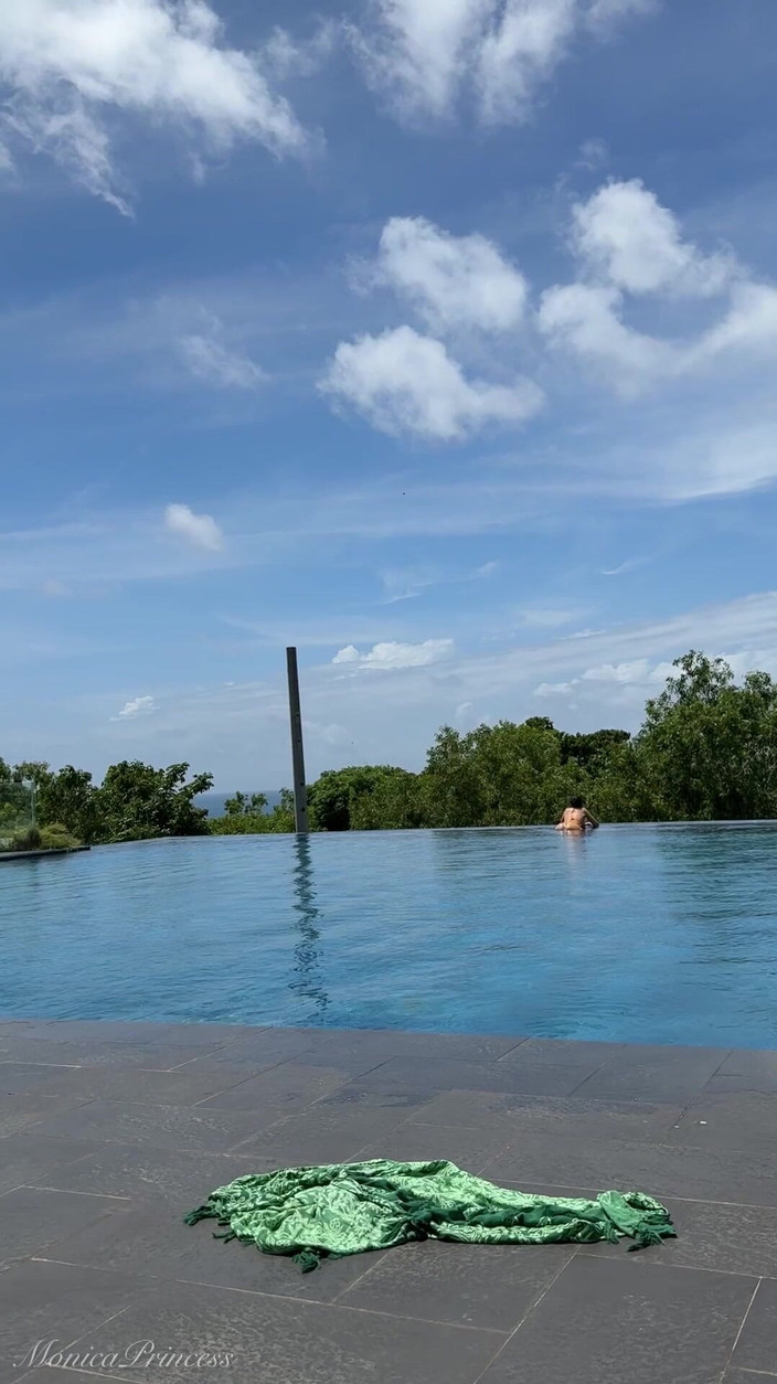 Princess Monica: Drażni się na basenie w mikro bikini, pływanie