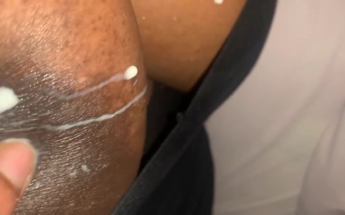 Super sexy ebony cuties: Memeras besarku dengan peras susu - close up
