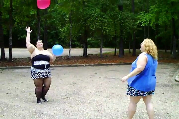 BBW nurse Vicki adventures with friends: Angie Kimber en ik spelen buiten met ballonnen