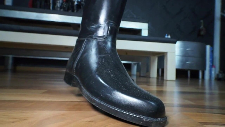 Lady Victoria Valente: JOI hra pro mého stabilního chlapce: polib můj jodhpurs zadek...