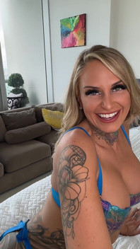 Dövmeli sürtük Stephanie Love jmac tarafından sikiliyor ve tam bir nelsona katlanıyor