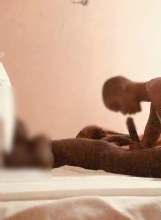 Dzaddy long strokes: Ebenová milfka s velkým zadekem na misionáře