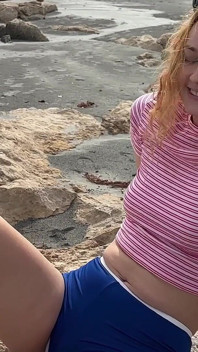 Karanlık kum playa'nın tadını çıkarıyor, kabukları topluyor