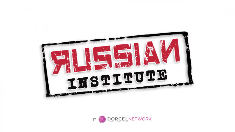 Russian Institute: Lesbian bertiga di sekeliling kolam