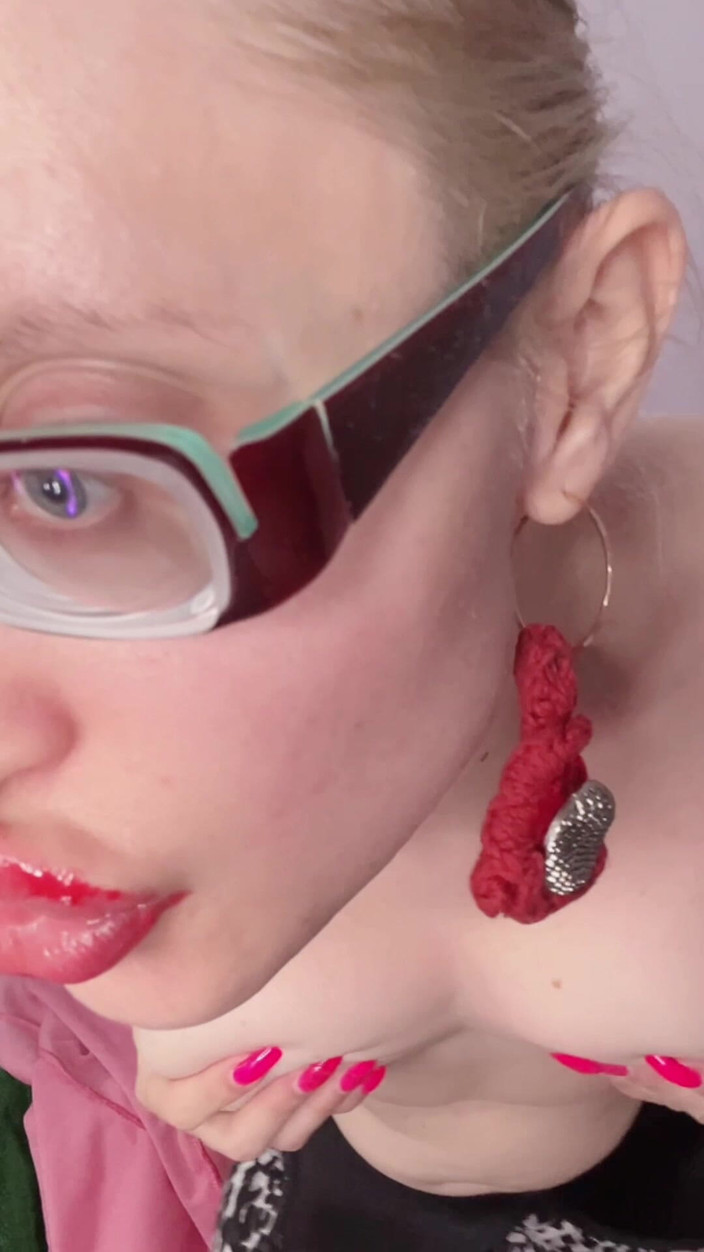 FinDom Goaldigger: Tlusté brýle mluví o kouření a nahý tanec