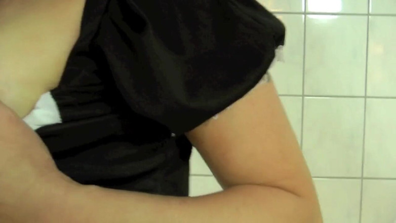 Nylonslut: เมดฝรั่งเศสใช้มือและปากอมควย